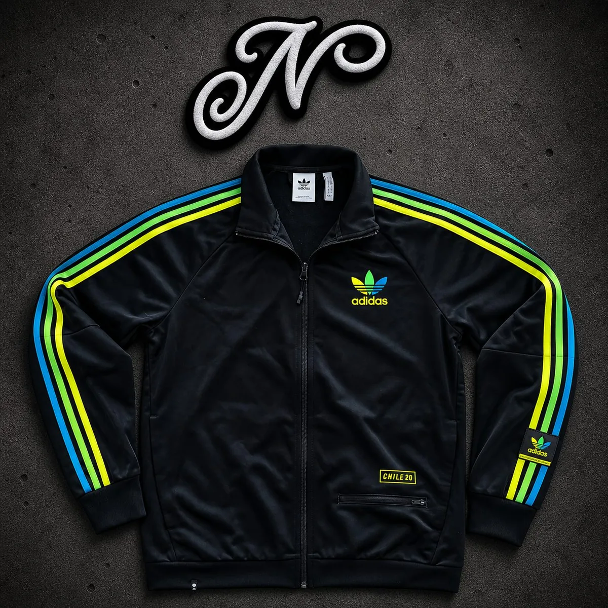 Adidas Originals Chile 20 — buzo streetwear original, vista frontal