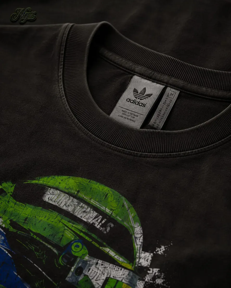 Adidas Racing Helmet — remera streetwear original, vista trasera