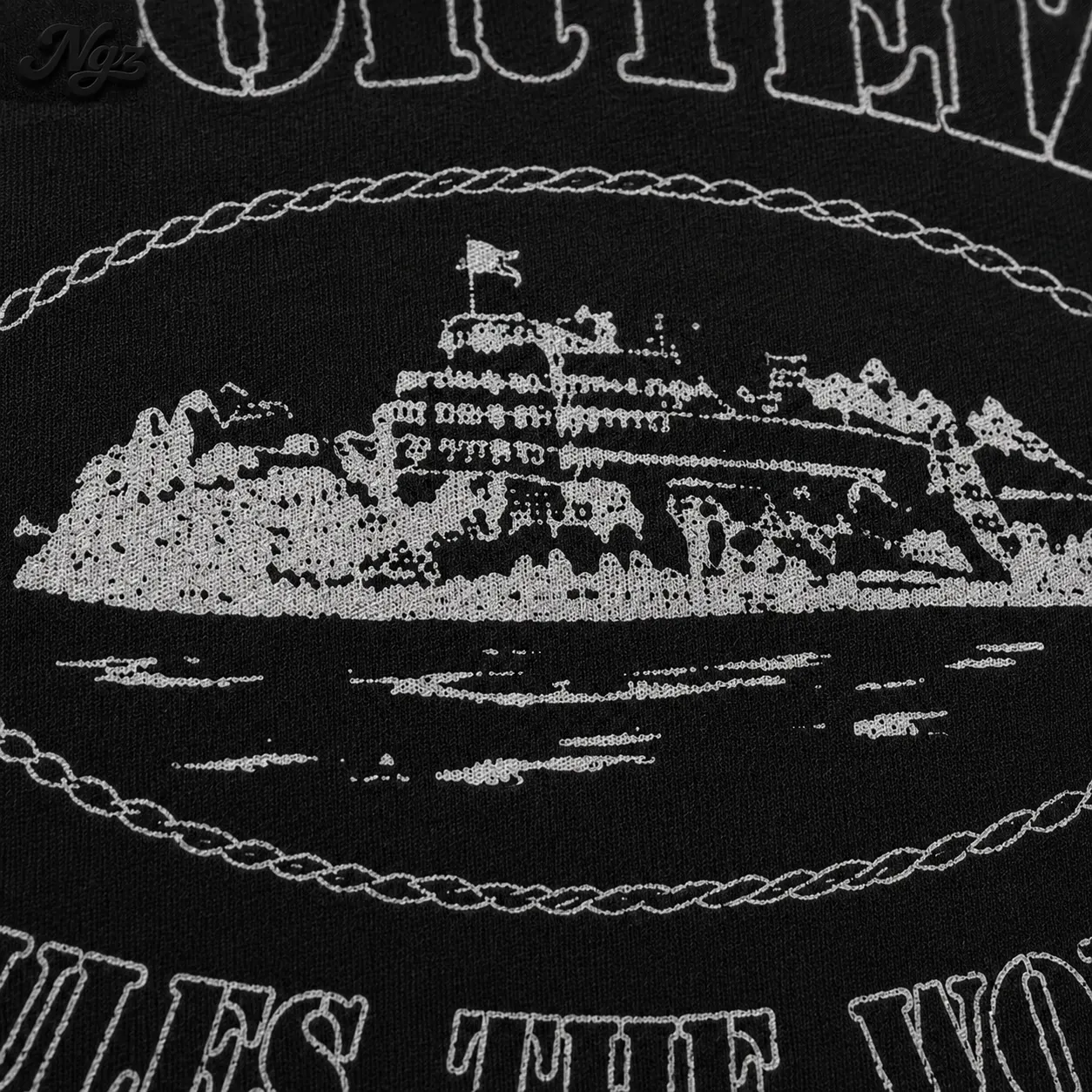 ALCATRAZ CORTEIZ RULES THE WORLD — remera streetwear original, detalle