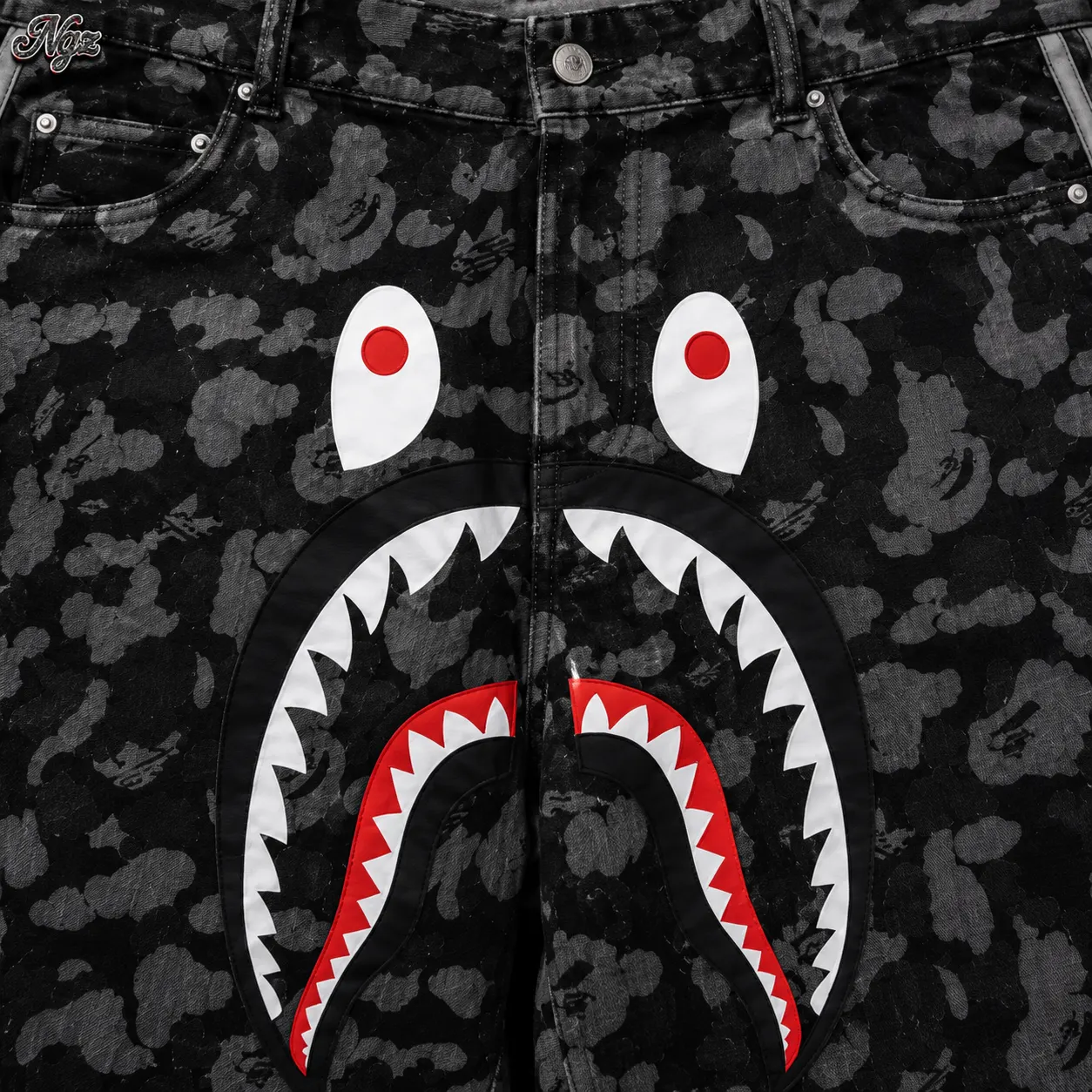 Bermuda BAPE x Adidas — pantalone streetwear original, detalle