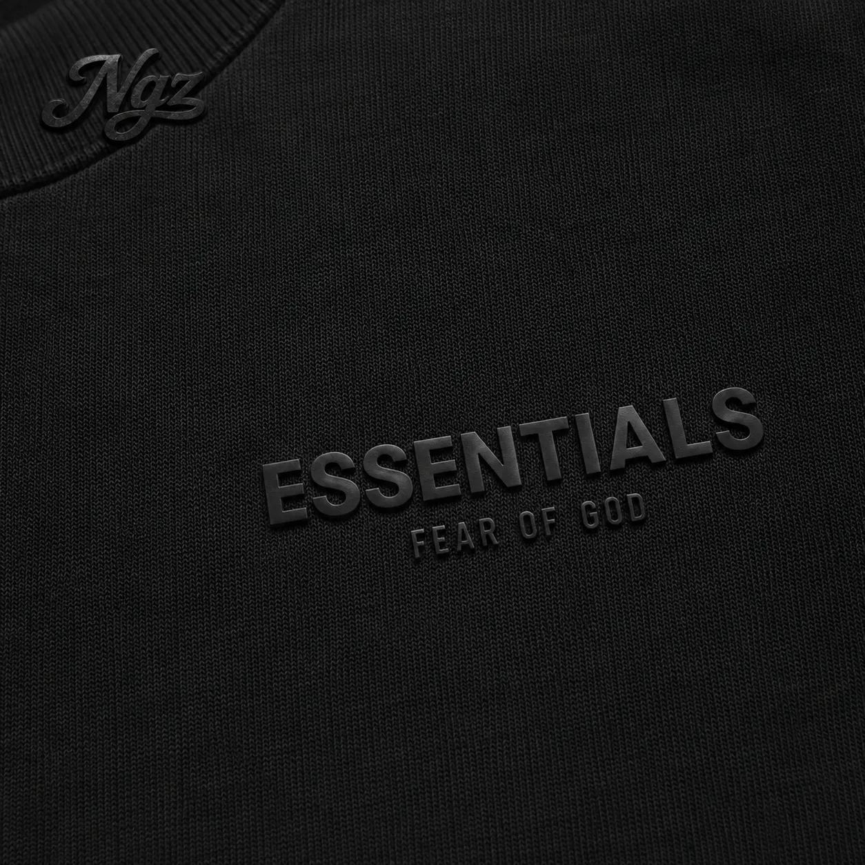 Essentials Tee SS25 — remera streetwear original, detalle