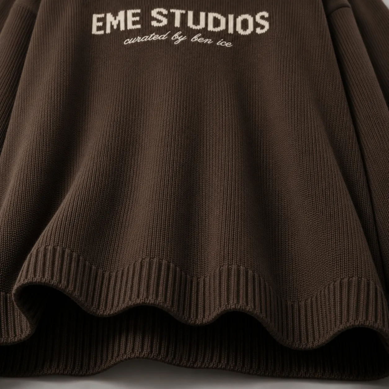 Master Fawn Knit Sweater EME Studios — buzo streetwear original, detalle de etiqueta