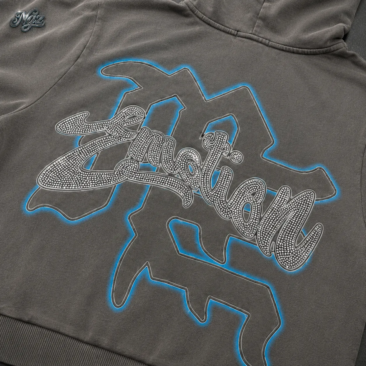 Mixed Emotion Grey Rhinestone Hoodie — buzo streetwear original, vista lateral