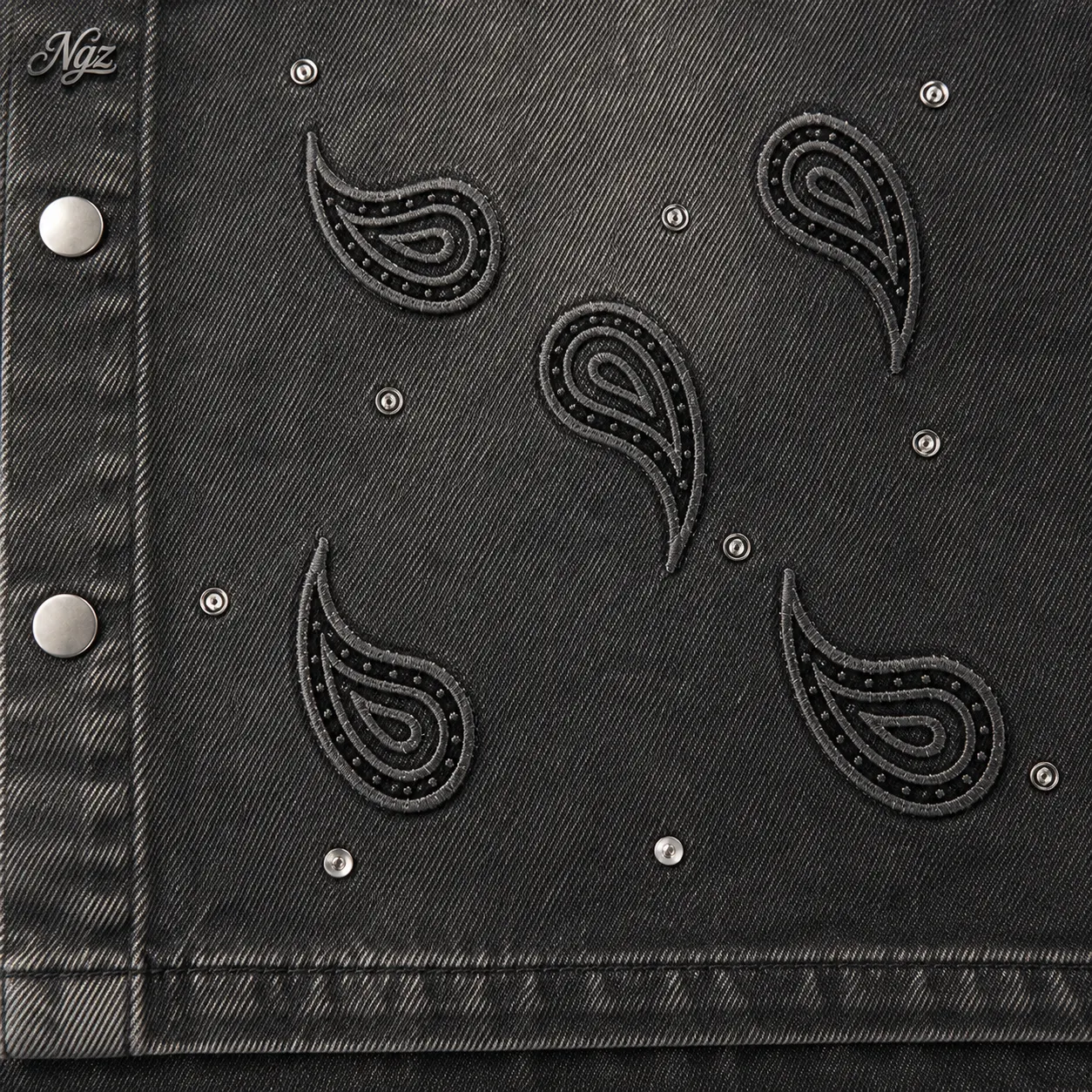 Mixed Emotions Paisley Denim Grey Shirt — remera streetwear original, vista lateral