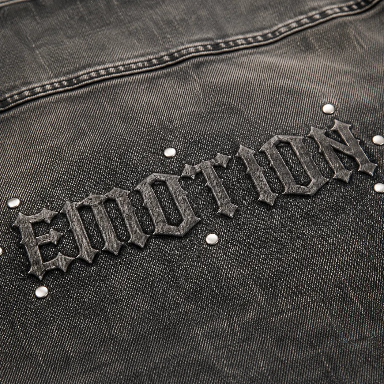 Mixed Emotions Paisley Denim Grey Shirt — remera streetwear original, detalle de etiqueta