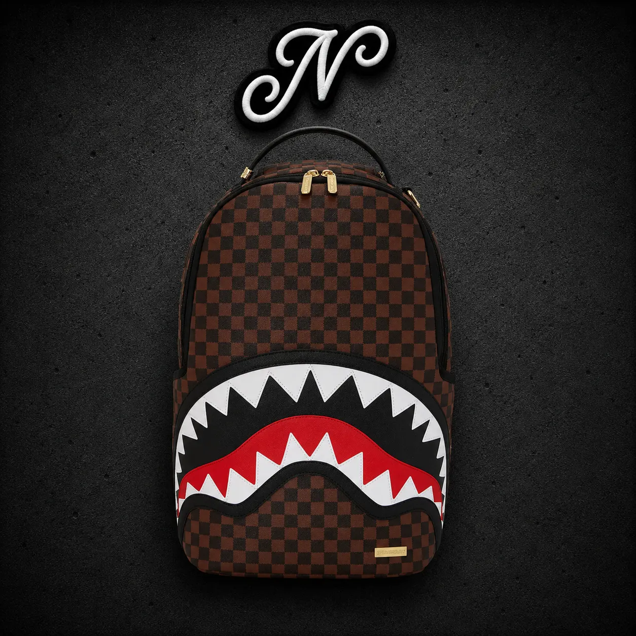 Sprayground Sawtooth Sharks In Paris DLXSV Backpack — accesorio streetwear original, vista frontal