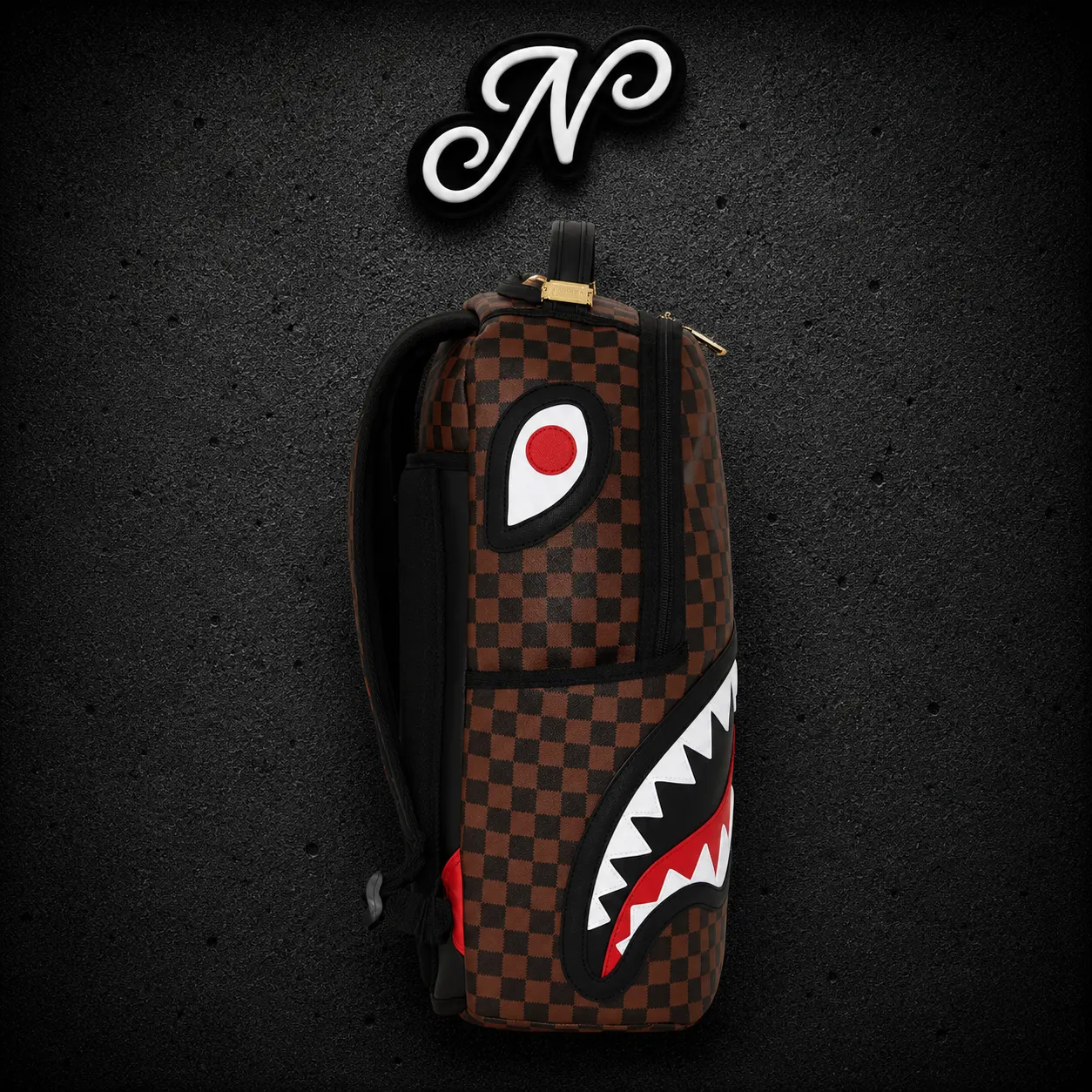 Sprayground Sawtooth Sharks In Paris DLXSV Backpack — accesorio streetwear original, vista trasera