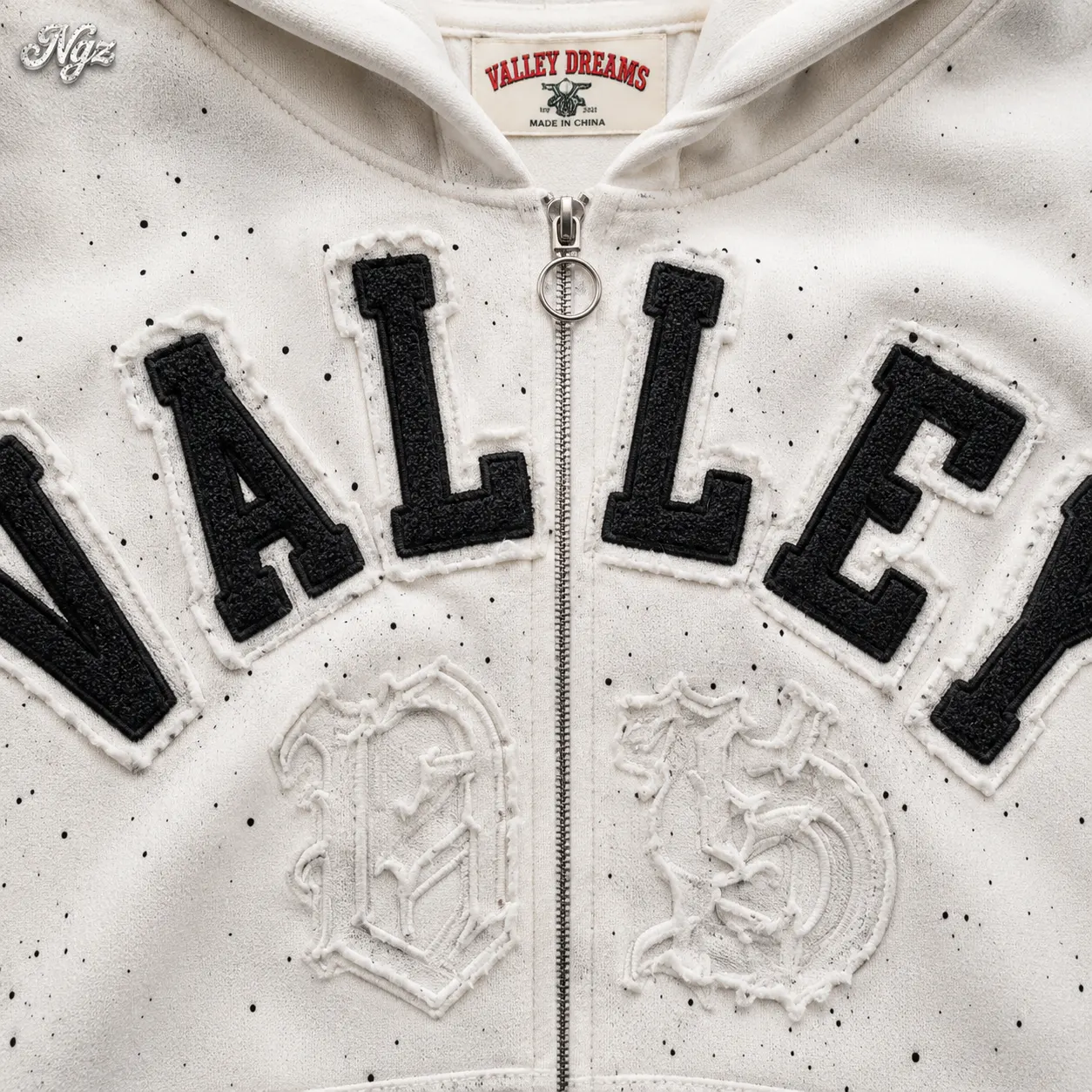 Vale Forever "Classico" White Valley — buzo streetwear original, detalle