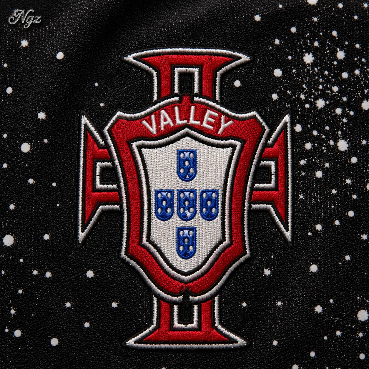 Vale Forever "Pluto Clustered" Valley — buzo streetwear original, vista lateral