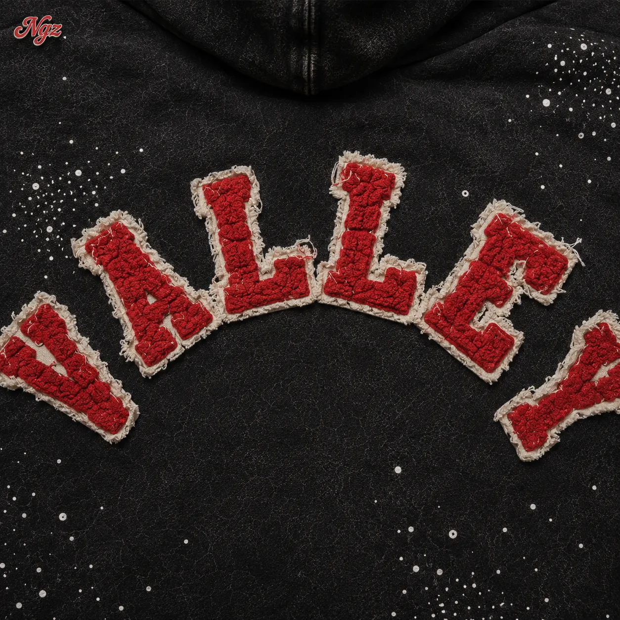 Vale Forever "Pluto Clustered" Valley — buzo streetwear original, detalle de etiqueta